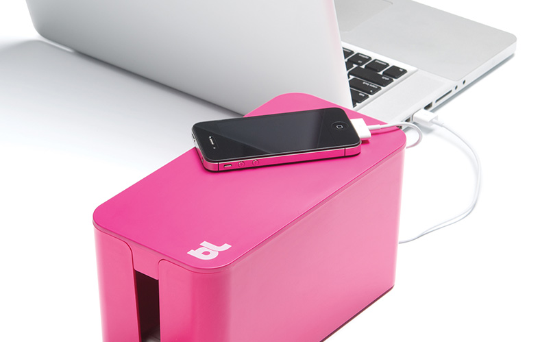 Cablebox Mini i rosa tillsammans med Apple produkter